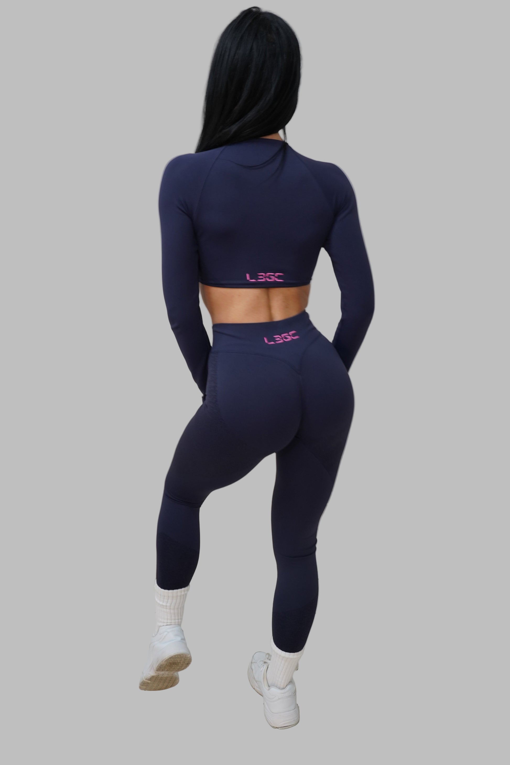 woman wearing navy blue leggings with L3GC logo.