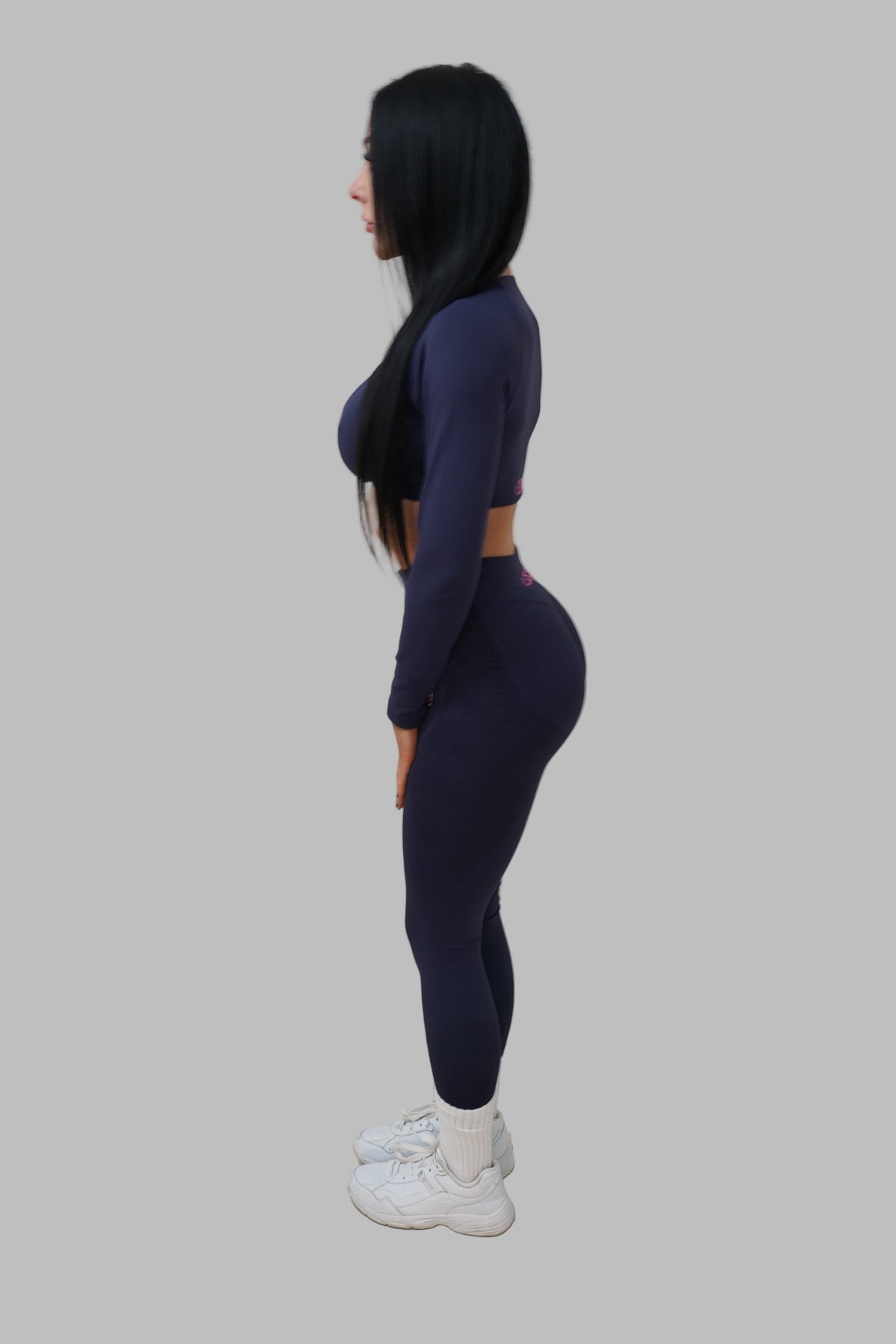 woman wearing a navy blue leggings.